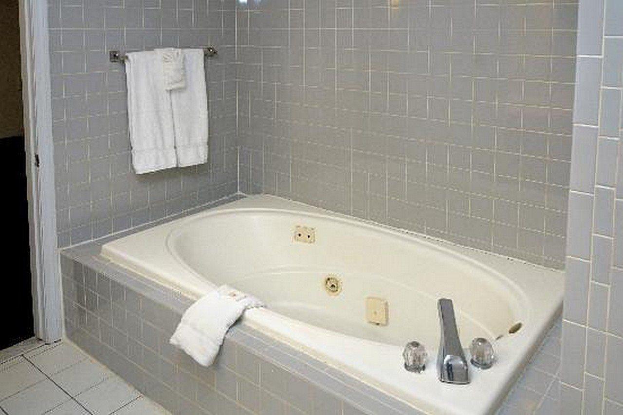 Regency Inn & Suites West Springfield Eksteriør billede