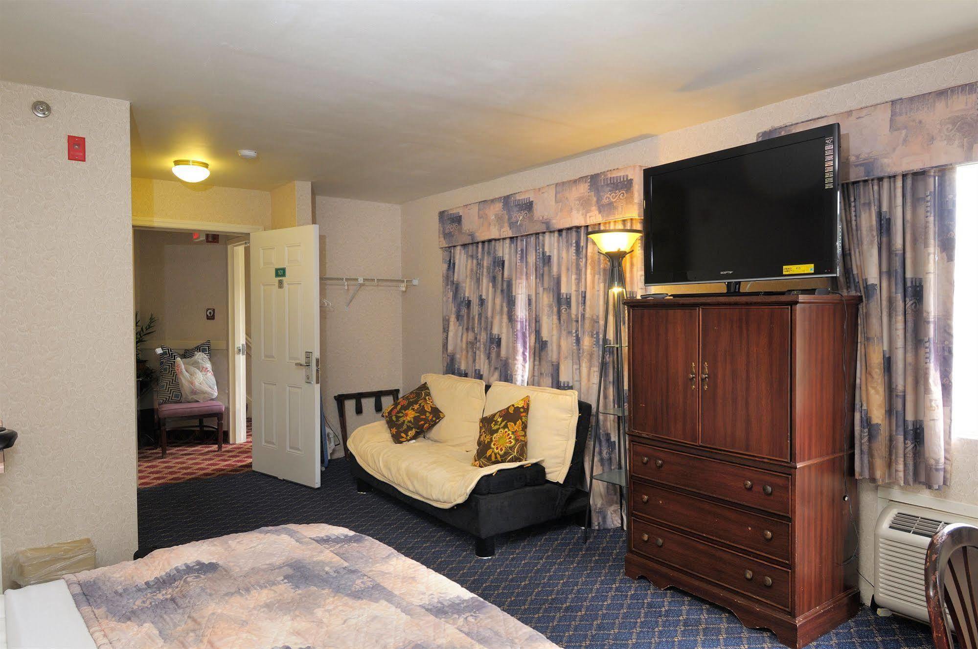 Regency Inn & Suites West Springfield Eksteriør billede